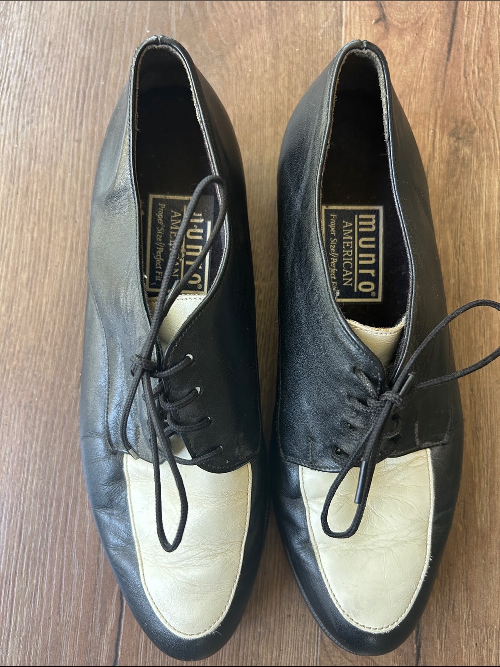 Munro leather Vintage Black and Cream Saddle Shoes !! 8.5